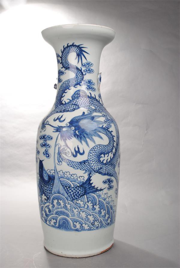  B1120龙纹青花瓶
