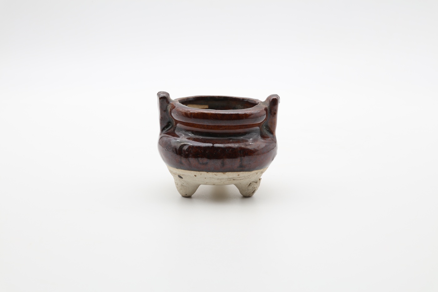  棕色小陶香炉