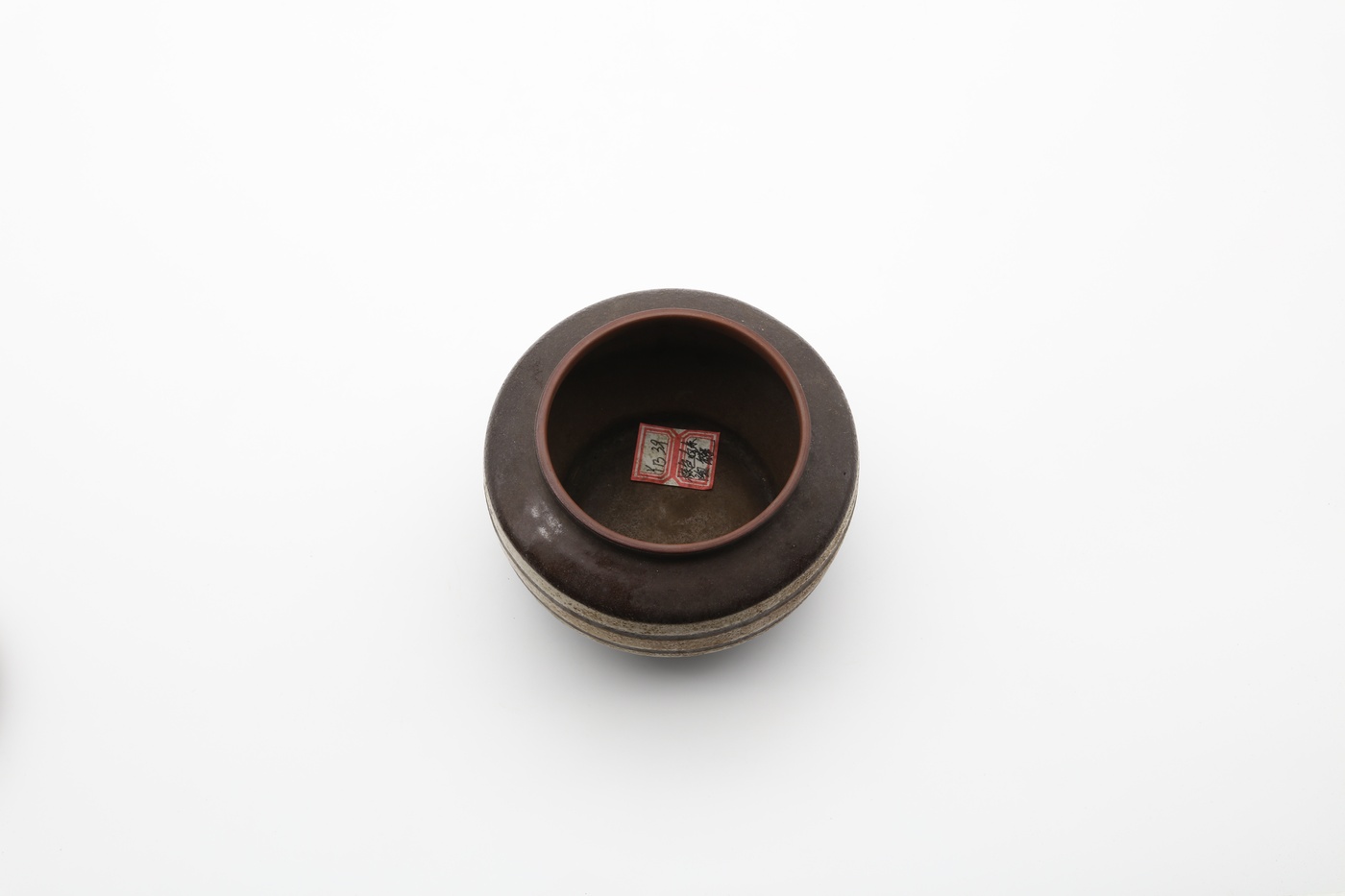  棕色白条陶罐